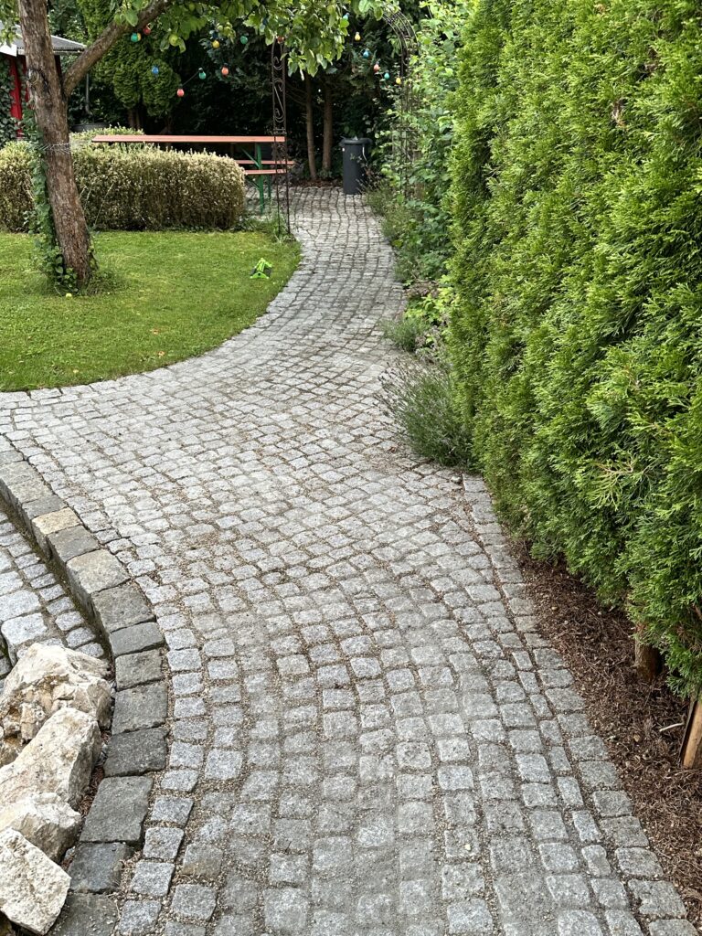 Frisch gereinigter und eingesandeter Gartenweg in Aalen - DG Hofservice